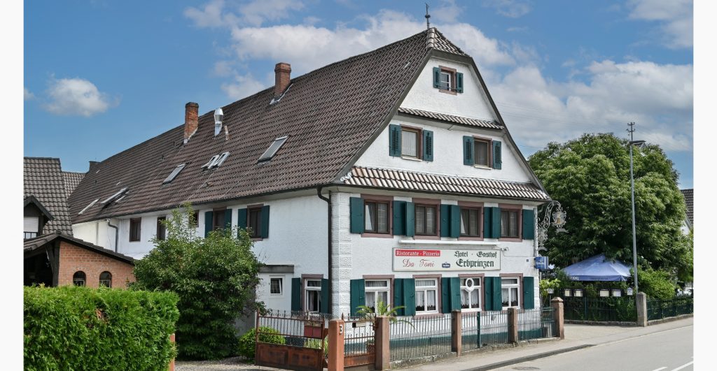 Das Haus des Hotel Gasthof Schwanau an der Schwarzwaldstraße in Ottenheim